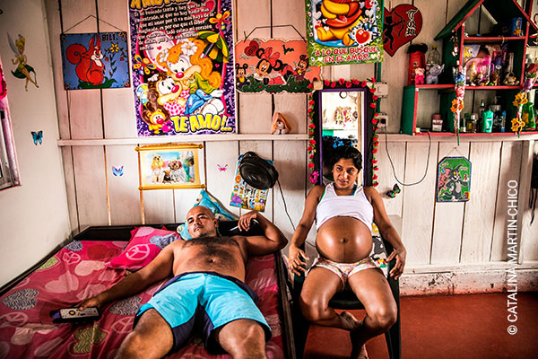 Colombia, (Re)Birth. Die Brasilianerin Yorladis ist zum sechsten Mal schwanger, nachdem fünf weitere Schwangerschaften in ihren FARC-Jahren abgebrochen wurden. Sie sagt, dass sie es geschafft hat, die fünfte Schwangerschaft bis zum sechsten Monat vor ihrem Kommandanten zu verstecken, indem sie lose Kleidung trug. Yorladis und ihre Partnerin leben in einem Haus in einem Zwischenlager in Colinas. © Catalina Martin-Chico, Panos